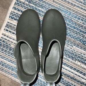 Mens totes rain and snow ankle boots.
